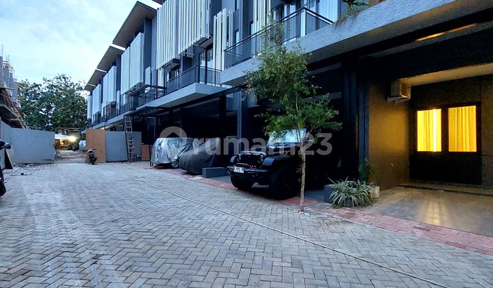Rumah Mewah Dalam Town House Di Pingiir Jalan Utama Jagakarsa