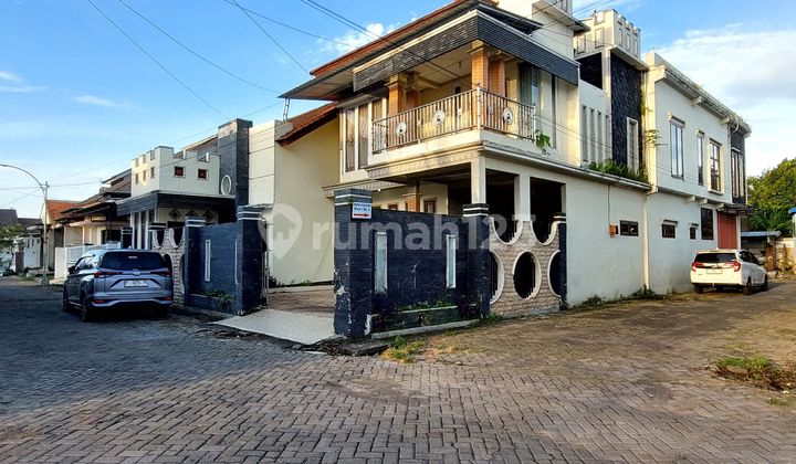 Large House with Rooftop in a Strategic Location Behind Roxy Mall Banyuwangi City
