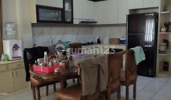 Rumah 2 Lantai Di Cisarua, Bandung Barat.for Sale Rumah Di Wilayah Yang Tenang. Properti 2 Lantai Ini Berada Di Lingkungan Yang Mudah Dijangkau.rinciannya Adalah Sebagai Berikut: - Kamar Tidur: 9 - Kamar Mandi: 6 - Sertifikat: Shm - Sertifikat Hak Milik - 2