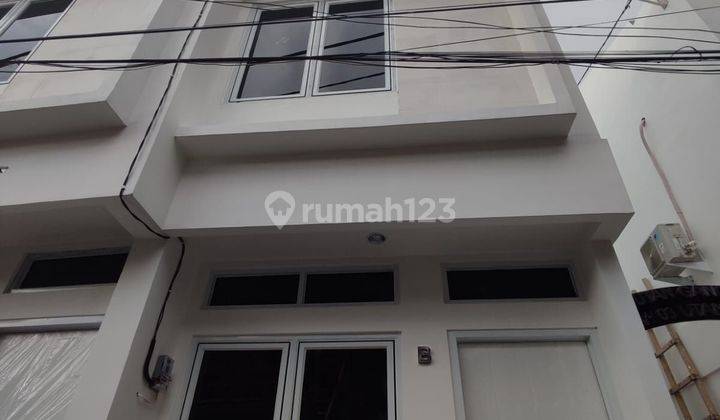 Rumah 2 Lt Di Jakarta Timur, Letak Strategis 1