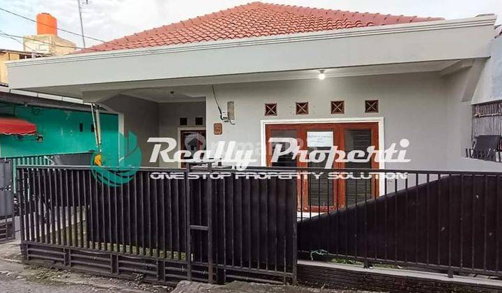 Disewakan Rumah 2 Lantai  rapih dan bersih pinngir jalan di jatimakmur Bekasi 1