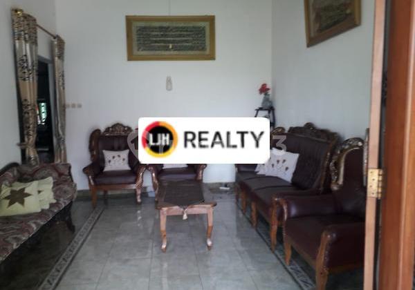 Rumah dengan Halaman Luas Dekat Jec Yogyakarta 2