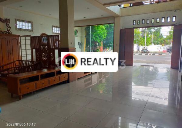 A very strategic 2-story commercial space on Solo Yogyakarta road. 2