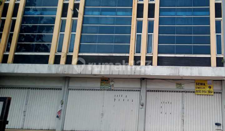 Ruko 3 Lantai Lokasi Strategis Parkir Luas di Semarang Timur 1