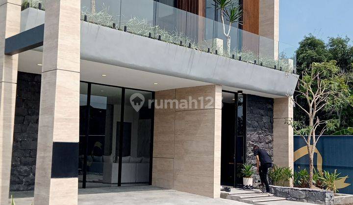 Rumah mewah 2 lantai strategis premium dekat kampus UGM dan Mall Jogja  1