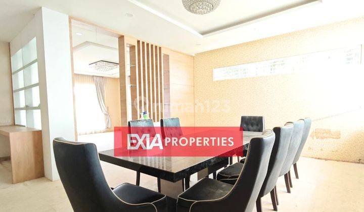 ruang makan rumah 3 lantai hook livia