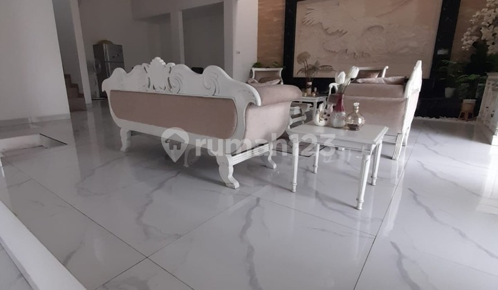 Disewakan Rumah Mewah di Bintaro Sektor 3 Semi Furnished tersedia Pool 2