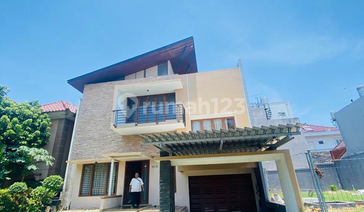 Hunian Mewah 3 Lantai Siap Pakai Dekat Sekolahan