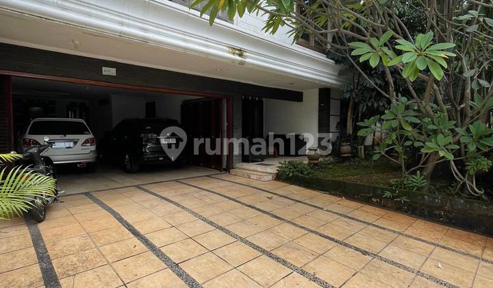 Rumah 2Lantai dengan Kolam Renang Lokasi Dekat Senayan