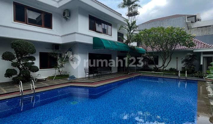 Rumah Besar Siap Huni dengan Kolam Renang Lokasi Tenang Cipete