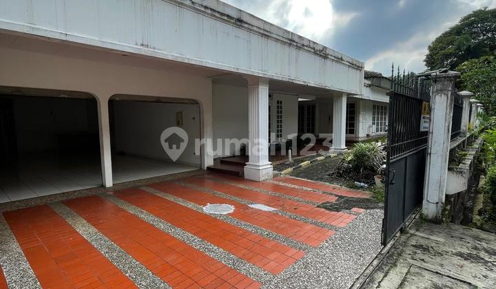 Rumah Lama dengan Kolam Renang Lokasi Dekat Perkantoran Rasuna Said 2