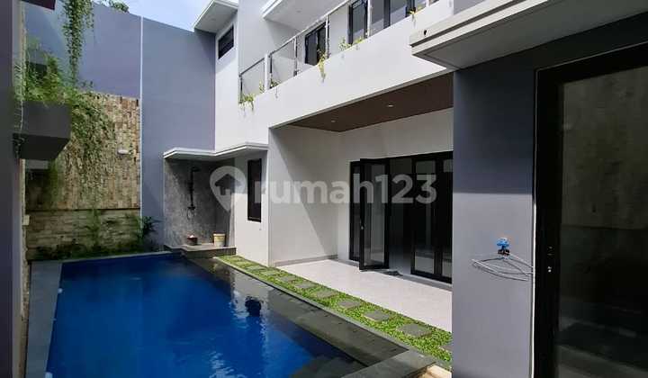 Rumah baru dengan kolam renang lokasi dekat pondok indah 