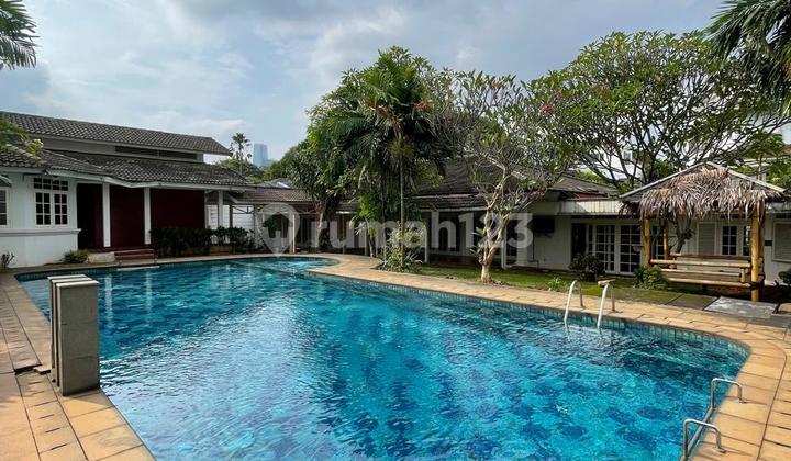 Rumah Lama dengan Kolam Renang Lokasi Dekat Perkantoran Rasuna Said