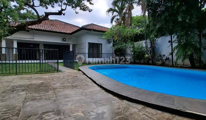 Rumah 1lantai Dengan Taman Luas Dan Kolam Renang Kemang Dalam 1