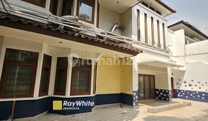 Rumah 2lantai dengan kolam renang lokasi premium brawijaya 