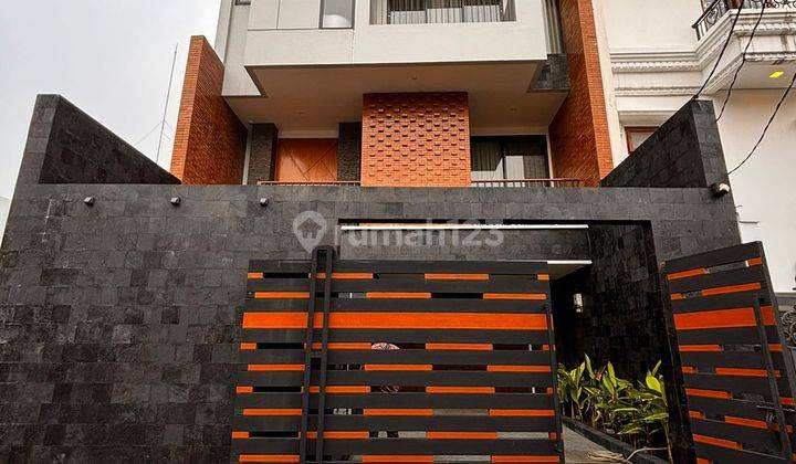 Rumah modern 3lantai dengan swimming pool 1