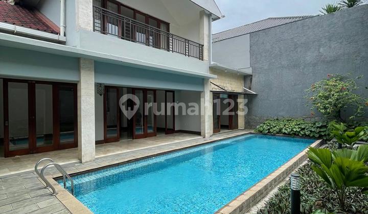 Rumah 2Lantai dengan Kolam Renang Lokasi Tenang Darmawangsa