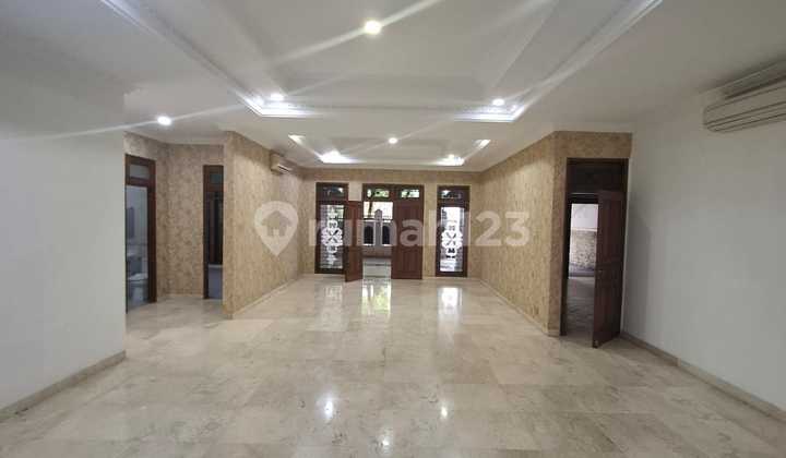 1-story house located near SCBD Sudirman with wide road access. 2
