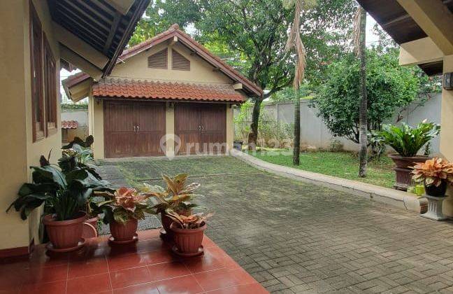 Rumah 2lantai dengan kolam renang harga NJOP 1