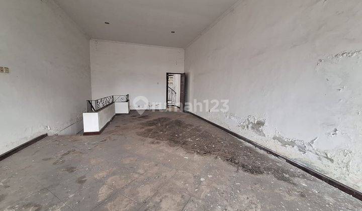 2.5 Floor Shophouse in the center of the crowd 10 meters from Main Road Teuku Barat Denpasar 2