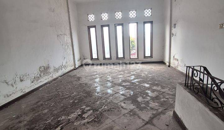 2.5 Floor Shophouse in the center of the crowd 10 meters from Main Road Teuku Barat Denpasar 2