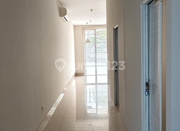 Shop house only second floor, strategic location on Temple Street. Shop house only second floor, strategic location on Temple Street.