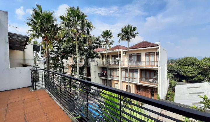 Disewakan Rumah Cantik Furnished di Setraduta Lavida Townhouse 2