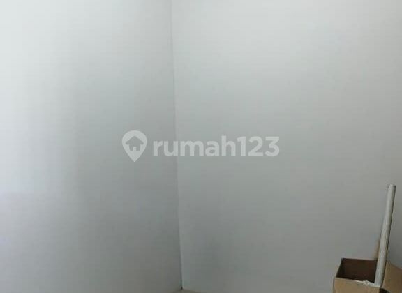 Shop house only second floor, strategic location on Temple Street. Shop house only second floor, strategic location on Temple Street.