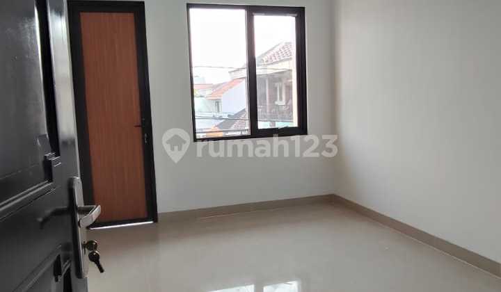 rumah bangunan baru 2 lantai di daerah turangga