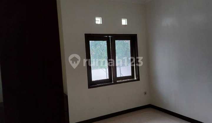 3-story shophouse in a strategic location on Cikutra Street 2
