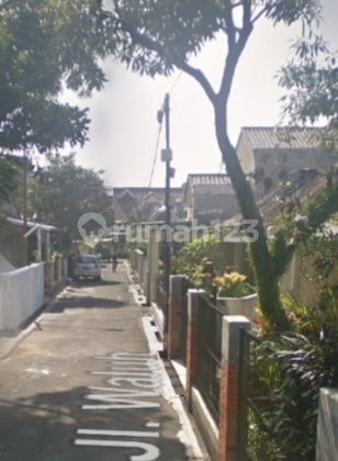 rumahh 2 lantai  semi furnished di jalan waluh burangrang 2