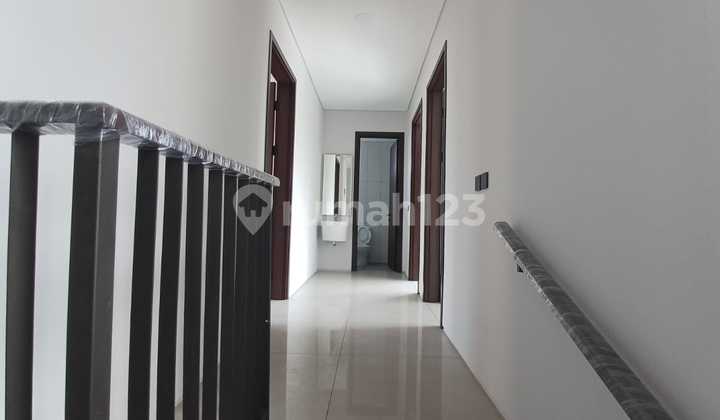 rumah 2 lantai bangunan baru di kota baru parahyangan