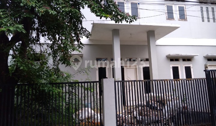 Selling cheap 2-story house in Kelapa Gading Selling cheap 2-story house in Kelapa Gading