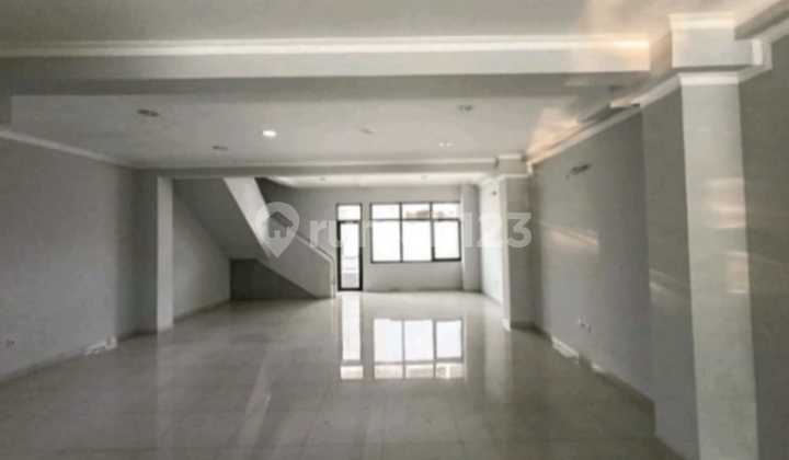 For Sale 4-Story Shophouse Ready for Use Located on Jl Surya Sumantri, Bandung 2