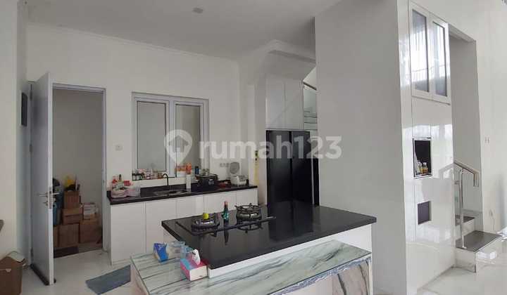 Dijual Rumah Hook View Danau Siap Huni Lokasi di Kota Baru Parahyangan Bandung 2