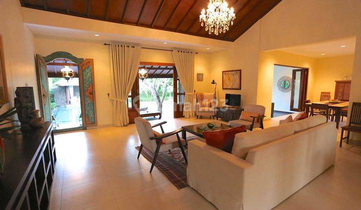 For Sale Homey Villa With Spacious Garden At Kerobokan 1