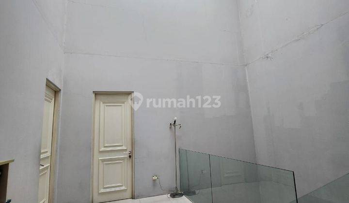 Rumah Hook Pondok Indah Depan Taman  2