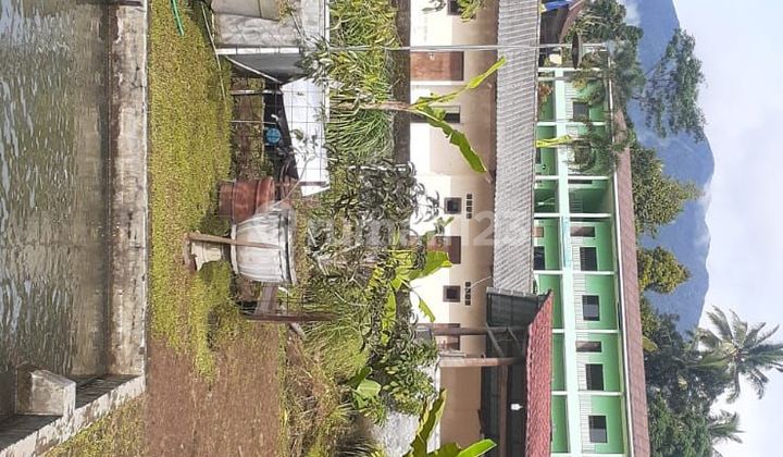 Ready-to-occupy villa, very strategic with an open view and a fish pond.