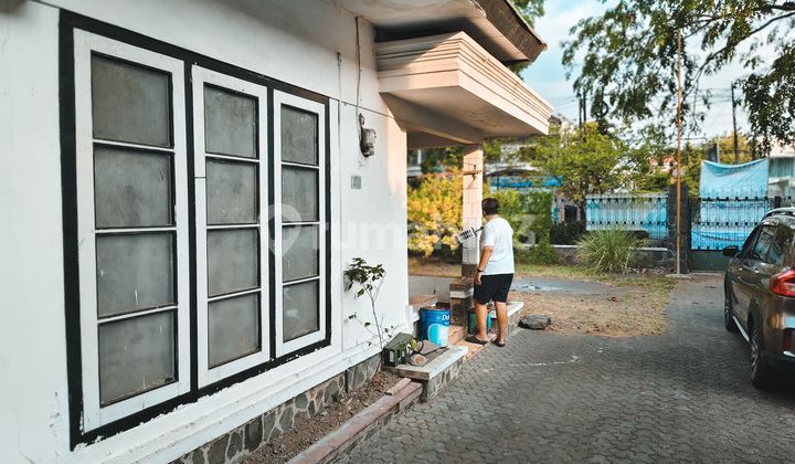 House on Jalan Raya Besar Kesambi in Cirebon, West Java. 2