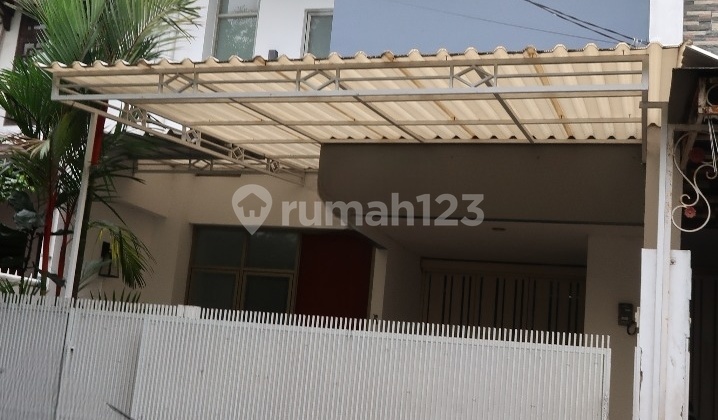 Rumah Sewa 3 Lantai di Pondok Indah Semi Furnish Siap Huni Kebayoran Lama