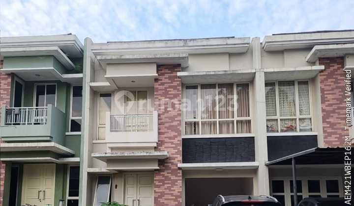 So tilted! House in Gading Serpong, Faraday Cluster.