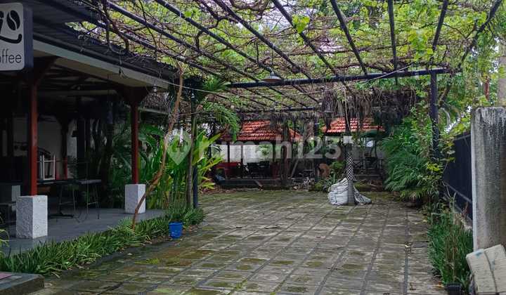 Rumah Asri dengan Taman di Tengah. Sidoarjo Kota Rumah Asri dengan Taman di Tengah. Sidoarjo Kota