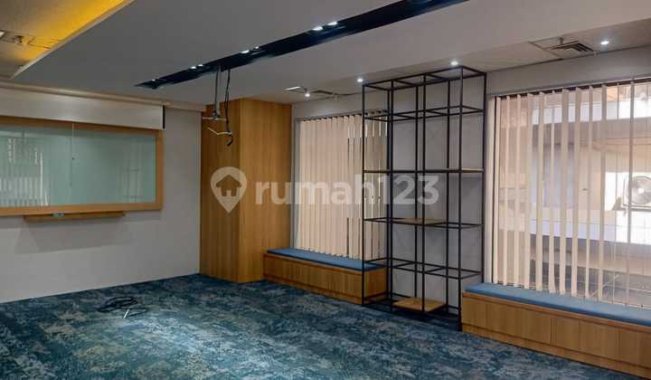 Office Menara Thamrin Central Jakarta 340 sqm, partitioned, strategically located 600 meters from the MRT station and 200 meters from Sarinah.