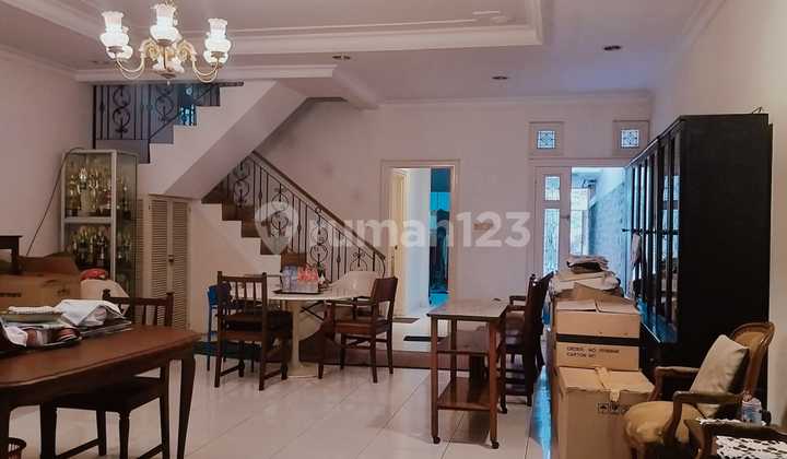 Rumah 300 m2 di kawasan Elit Menteng, terawat, bentuk tanah kotak, hanya 5 menit ke Bundaran HI
