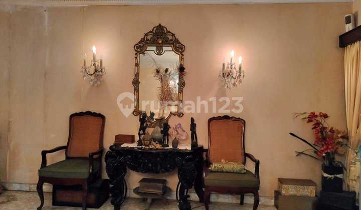 Well-maintained old house, area: 700 m2, Jalan Tanah Mas, Pulomas East Jakarta, opposite the horse race track, 5 minutes to Columbia Asia Hospital. 2