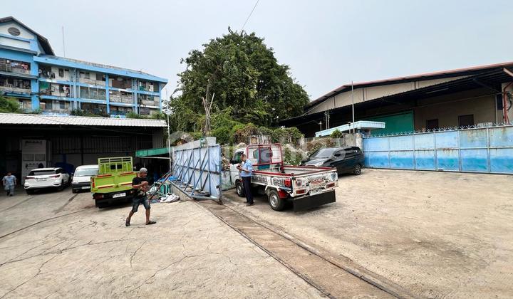 Warehouse in Kapuk Indah, North Jakarta, area: 2400 m2, ready to use, warehouse condition is still good.