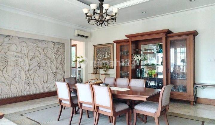 ruang makan rumah mewah bergaya resort di