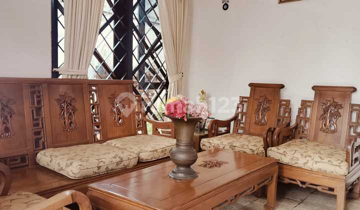 Old house on Jalan Daha area: 350 m2, 1.5 km from Al Azhar Elementary School 6 Jaka Permai, 2 km to the wooden cart toll access. 2