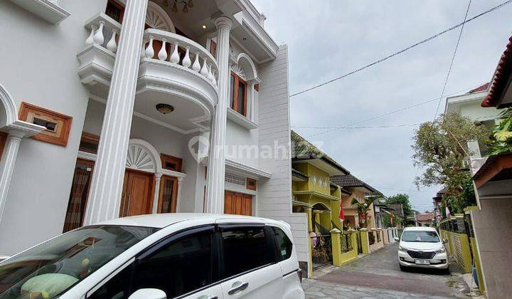 Rumah Mewah 3 Lantai Model Eropa Dalam Cluster Di Jl Godean 2