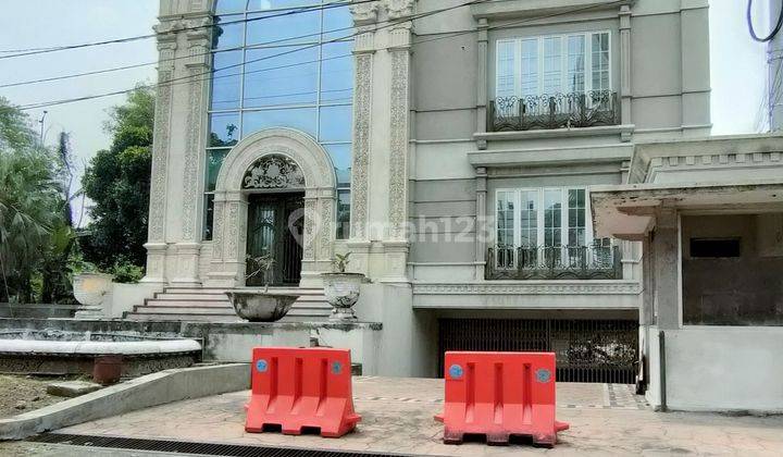 Gedung 4 lantai di nol jl raya boulevard Surabaya Barat bisa untuk  kantor, galery, show room mebel atau bank 1